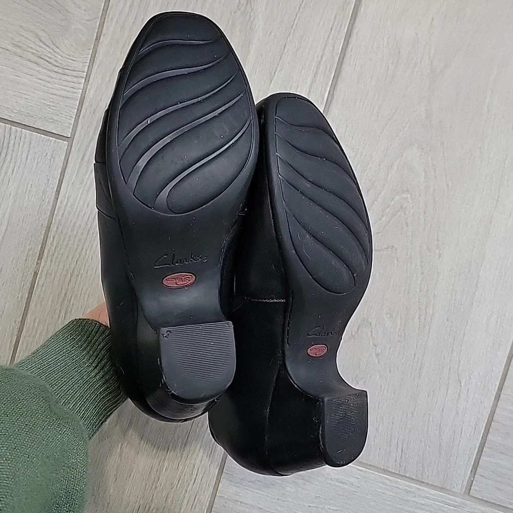 Clarks Everyday Active Air Heels, Size 8 Wide - Picture 4 of 6